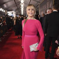 Jane Fonda con un postizo en la alfombra roja de los Premios Emmy 2017