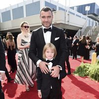 Liev Schreiber y su hijo Samuel Kai en la alfombra roja de los Premios Emmy 2017