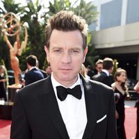 Ewan McGregor en la alfombra roja de los Premios Emmy 2017