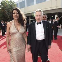 Grace Hightower y Robert De Niro en la alfombra roja de los Premios Emmy 2017