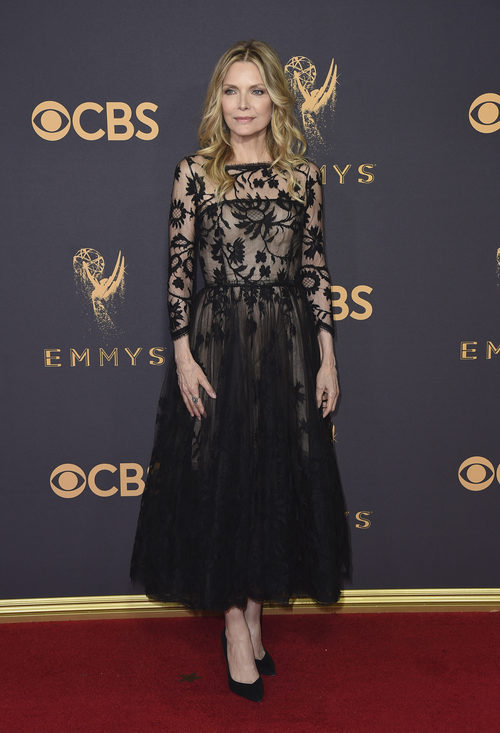 Michelle Pfeiffer con un vestido de Oscar de la Renta en la alfombra roja de los Premios Emmy 2017