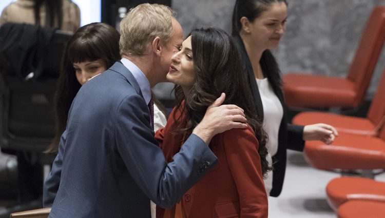 Amal Alamuddin en la sede de la ONU saludando a un compañero
