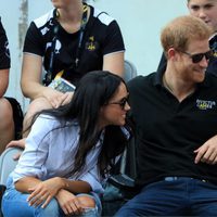 El Príncipe Harry y Meghan Markle sonríen a un niño en los Invictus Games de Toronto