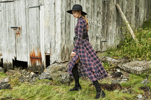Camisa larga de cuadros y sombrero de la nueva colección de Stradivarius otoño/invierno 2017/2018