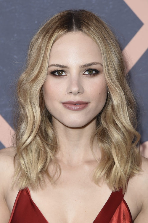Halston Sage con la melena ondulada en la Fox Fall Party de París 2017
