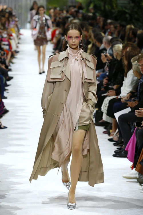 Gabardina nude de la colección primavera/verano 2018 de Valentino en Paris Fashion Week