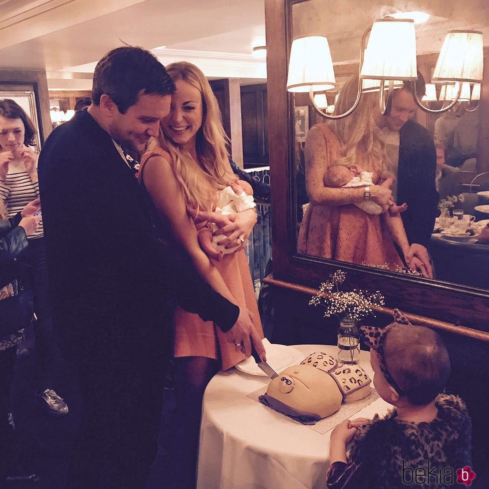 Helen George y Jack Ashton presentan a su hija en una fiesta