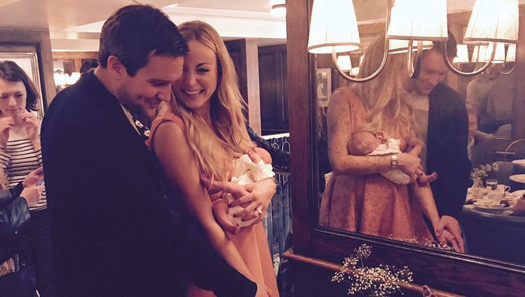 Helen George y Jack Ashton presentan a su hija en una fiesta