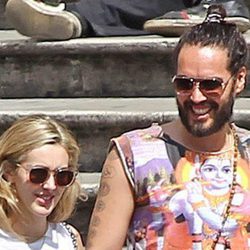 Russel Brand y Laura Gallacher