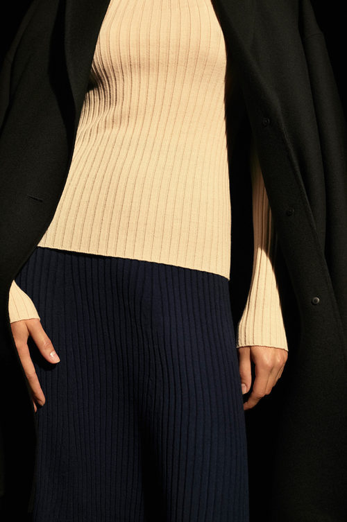 Tonos navy y camel de punto en la colección Uniqlo de la temporada otoño/invierno 2017/2018