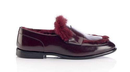 Zapato Tedi en color granate con pelo de la colección 'Borrowed from the boys' de Jimmy Choo 2018