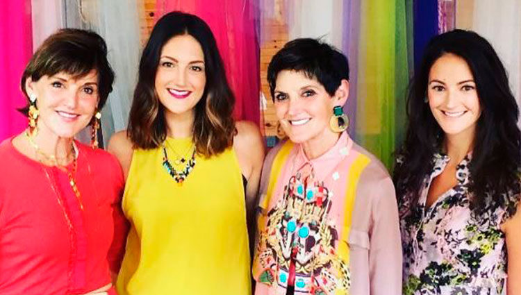 Jean y Jane Ford junto con Annie y Maggie Ford, las herederas de Benefit