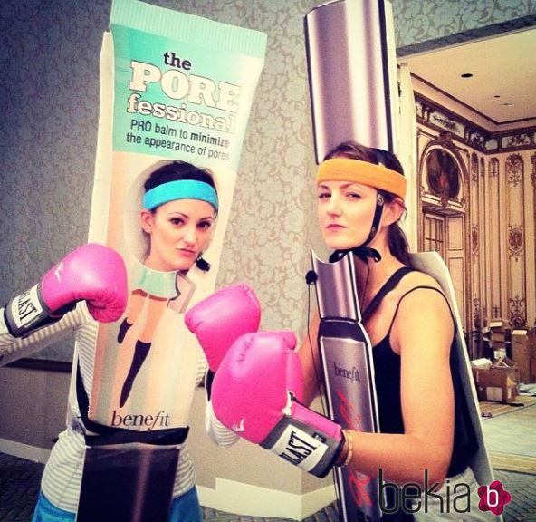 Maggie y Annie disfrazas de productos de la marca