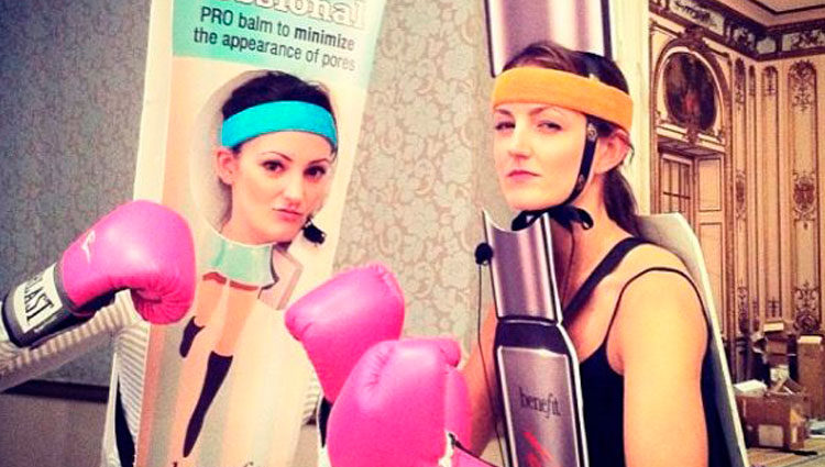 Maggie y Annie disfrazas de productos de la marca