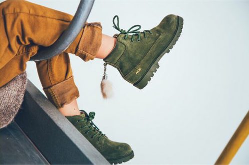 Botas de la campaña de la colección de los hijos de Jaime King para Akid