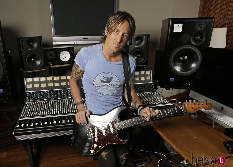 Keith Urban en una sala de grabación