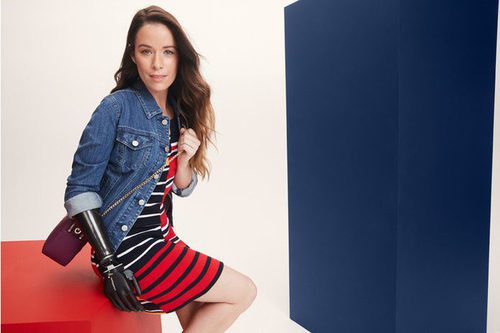 Chaqueta vaquera y vestido a rayas de Tommy Hilfiger de la colección para personas con discapacidad