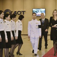 Máxima de Holanda a su llegada a Bangkok para el funeral de Bhumibol de Tailandia