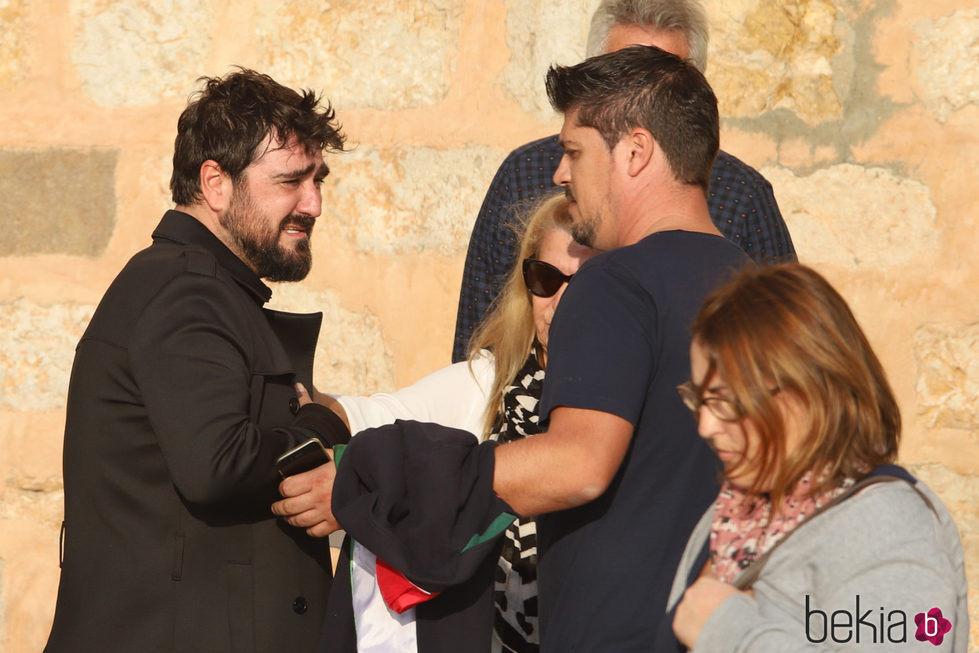 Antonio Orozco roto de dolor en el funeral de Susana Prat