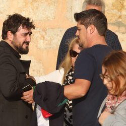 Antonio Orozco roto de dolor en el funeral de Susana Prat