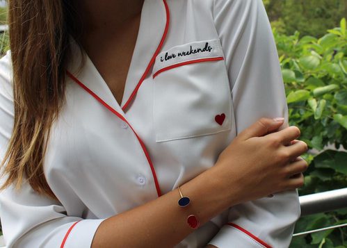 Camisa blanca con detalles rojos y pulsera de la colección 'Dear Drew' para Amazon