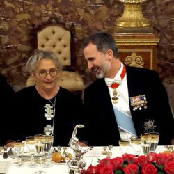 El Rey Felipe bromea con Nechama Rivlin en la cena de gala con motivo de la Visita de Estado del presidente de Israel