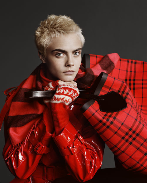 Cara Delevingne con prendas en tono rojo de Burberry de la colección noviembre/diciembre 2017