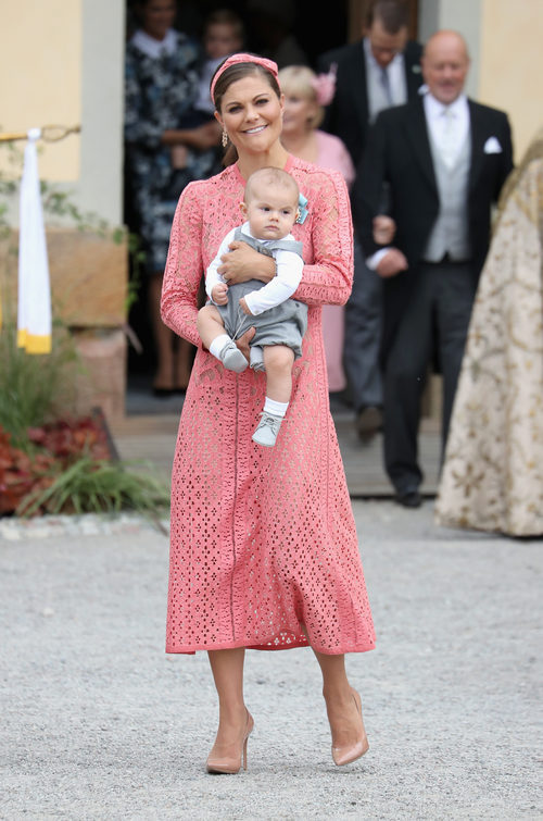 Victoria de Suecia con un vestido floral y su hijo Oscar en el bautizo del Príncipe Alejandro de Suecia