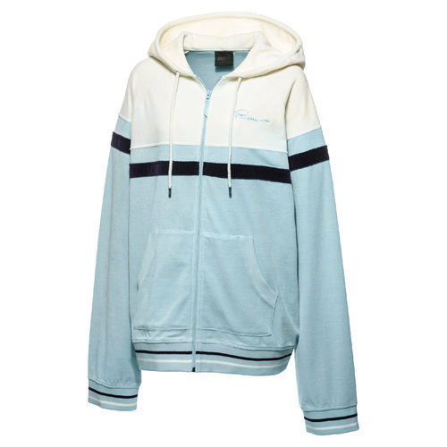 Chaqueta en color azul y blanco del tercer lanzamiento de Fenty Puma x Rihanna de la colección otoño/invierno 2017