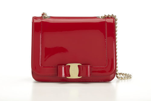 Bolso 'Vara Rainbow' rojo de la colección Pre-Spring 2018 de Salvatore Ferragamo