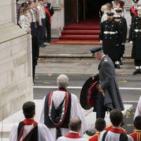 El Príncipe Carlos deposita la ofrenda floral por el Día del Recuerdo 2017 sustituyendo a la Reina Isabel