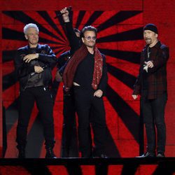 U2 durante su actuación en los MTV EMA 2017