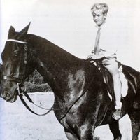El Rey Juan Carlos montando a caballo de niño