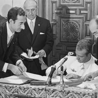 El Rey Juan Carlos firmando leyes