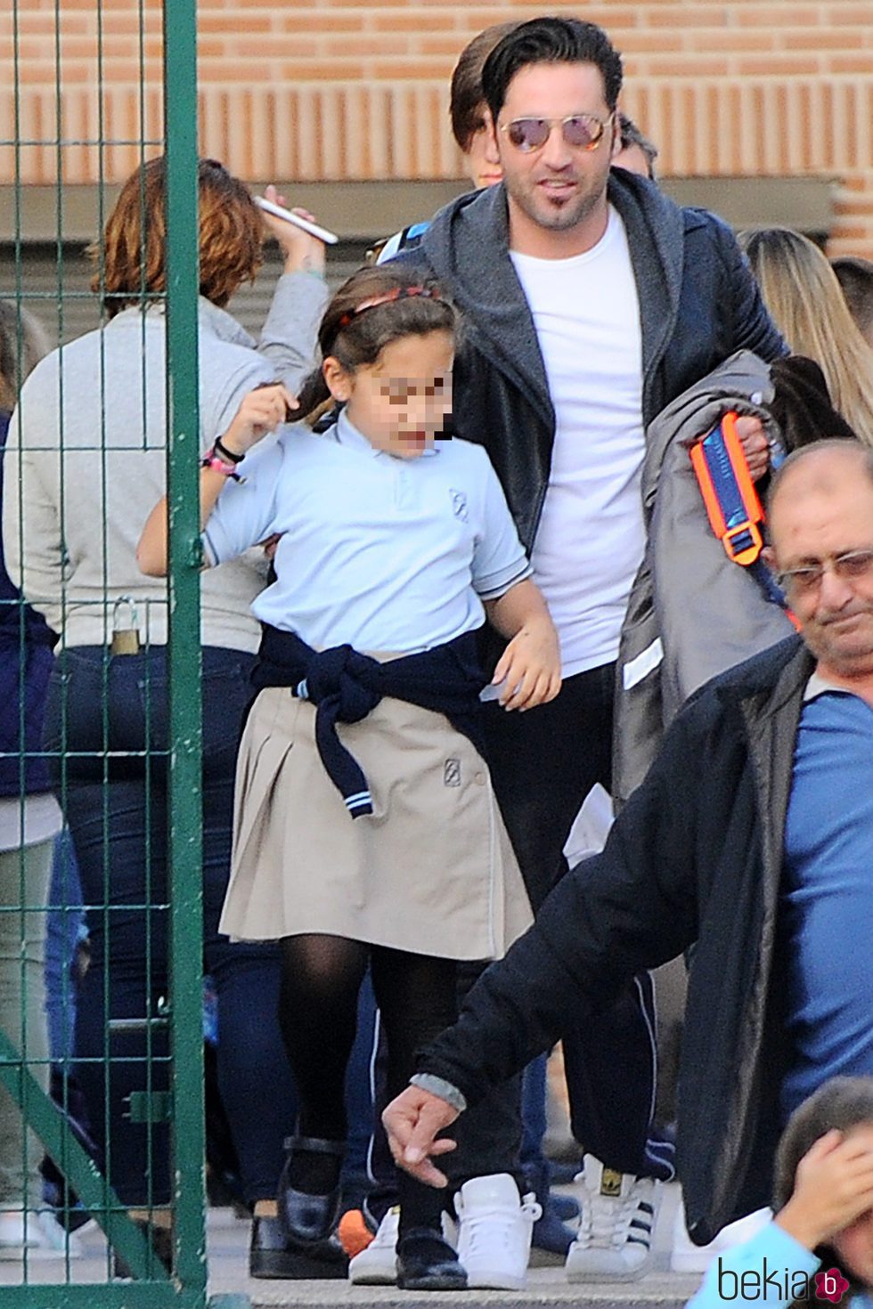 David Bustamante y Daniella Bustamante en la salida del colegio