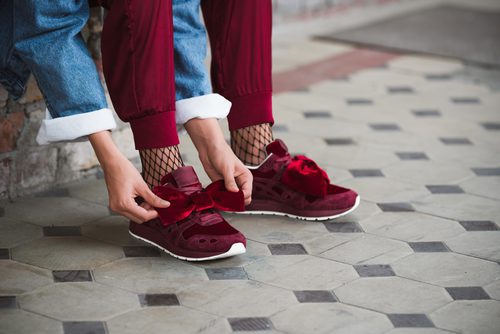 Deportivas burdeos de Blancanieves de la colección 'Asicstiger x Disney'