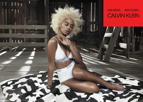 Solange posando con sujetador blanco de la campaña "Our Family. #MYCALVINS."