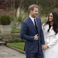 Harry de Inglaterra y Meghan Markle en su posado oficial como prometidos