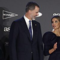 Los Reyes Felipe y Letizia, muy cómplices en la entrega de los Premios AS 2017