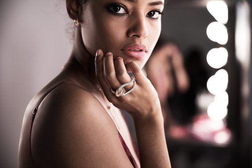 Malaika Firth posando con anillo doble Lifelong de la colección 'Día de San Valentín 2018' de Swarovski