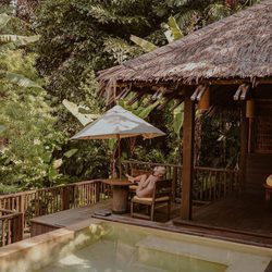 Laura esacnes desnuda en Tailandia