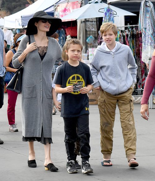 Angelina Jolie de compras por el mercadillo de Rosebowl con un muy cutre