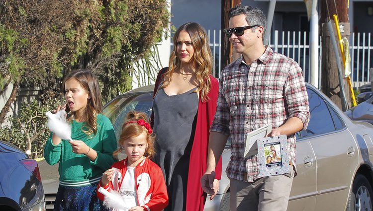 Jessica Alba y su familia preparan la Navidad