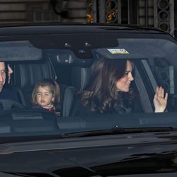 Los Duques de Cambridge y la Princesa Carlota en el almuerzo de Navidad 2017 en Buckingham Palace