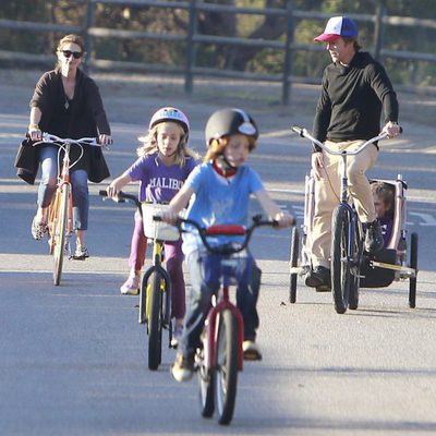 Julia Roberts con su marido y sus hijos dando paseos