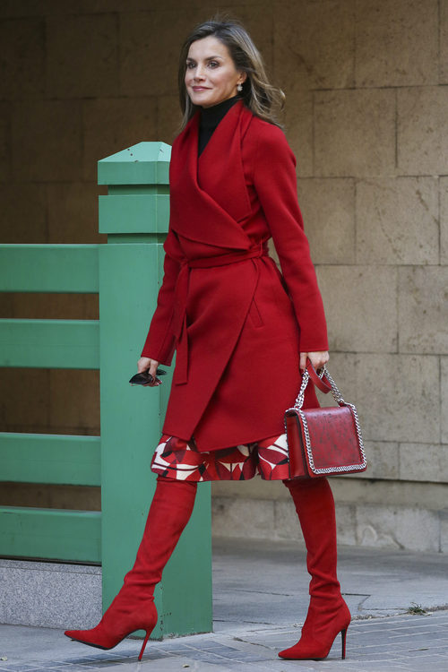 La Reina Letizia luce un espectacular total look en su color favorito: el rojo