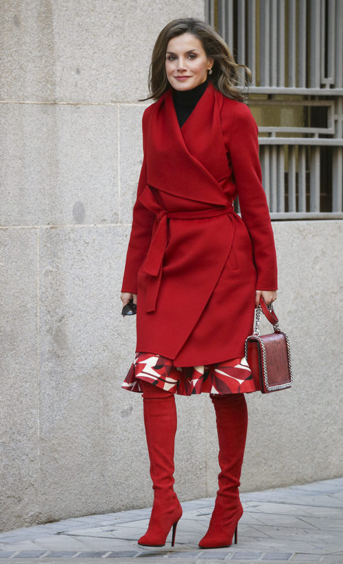 La Reina Letizia con un total look rojo llegando a la reunión con AECC en Madrid