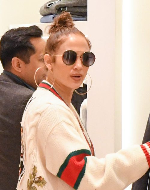Jennifer Lopez con el labial desgastado en una tienda de Los Ángeles