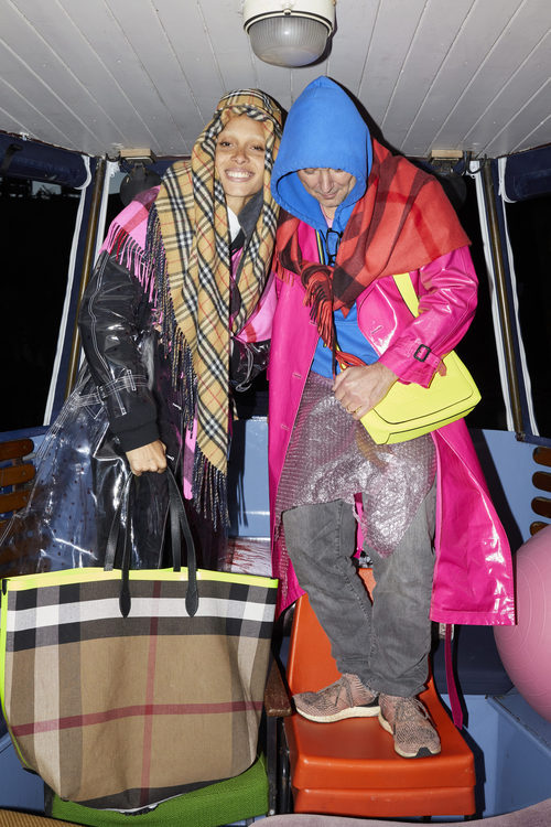 Adwoa Aboah y Juerguen Teller colaborando en las imágenes de Burberry para 2018