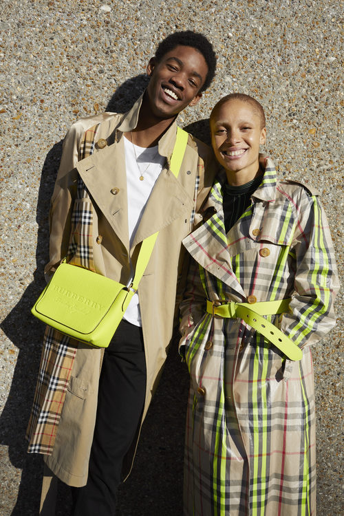 Adwoa Aboah y Juerguen Teller con gabardina en la colección 2018 para Burberry